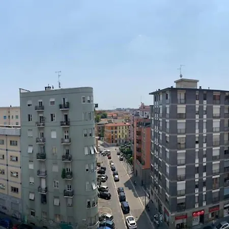 New & Bright Balcony Flat By Station 밀라노