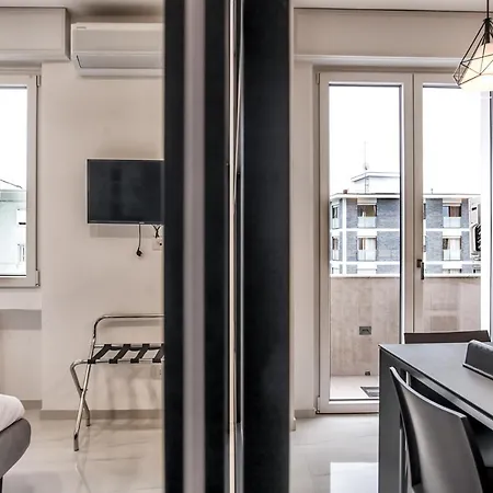 아파트 New & Bright Balcony Flat By Station 밀라노