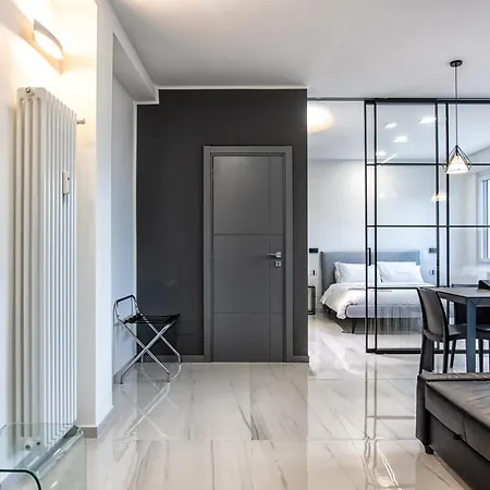 New & Bright Balcony Flat By Station 밀라노