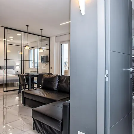 New & Bright Balcony Flat By Station 아파트