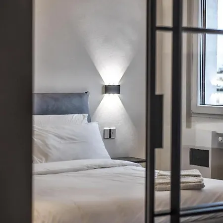 New & Bright Balcony Flat By Station 아파트