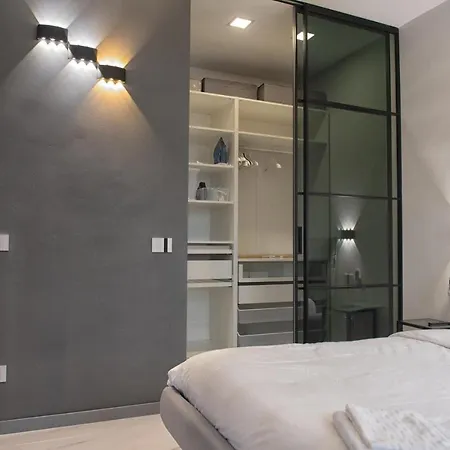 New & Bright Balcony Flat By Station 아파트 밀라노