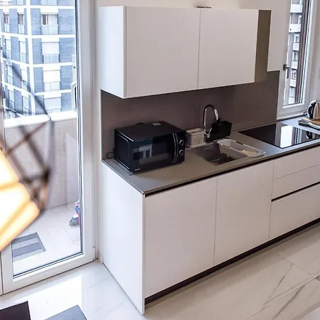 아파트 New & Bright Balcony Flat By Station
