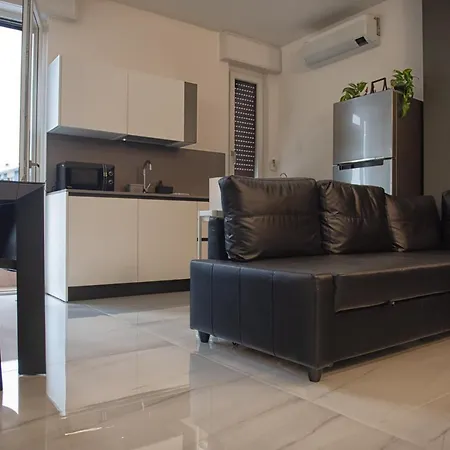 New & Bright Balcony Flat By Station 아파트